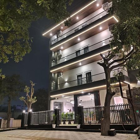 Emerald Suites Greater Noida Exterior photo