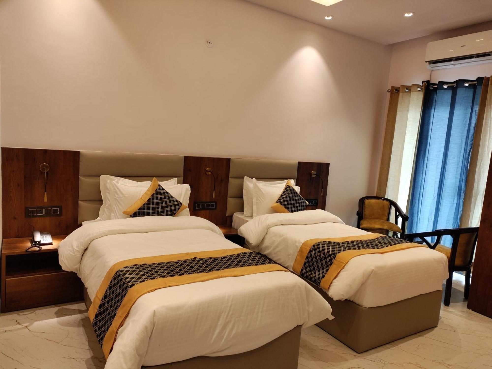 Emerald Suites Greater Noida Room photo