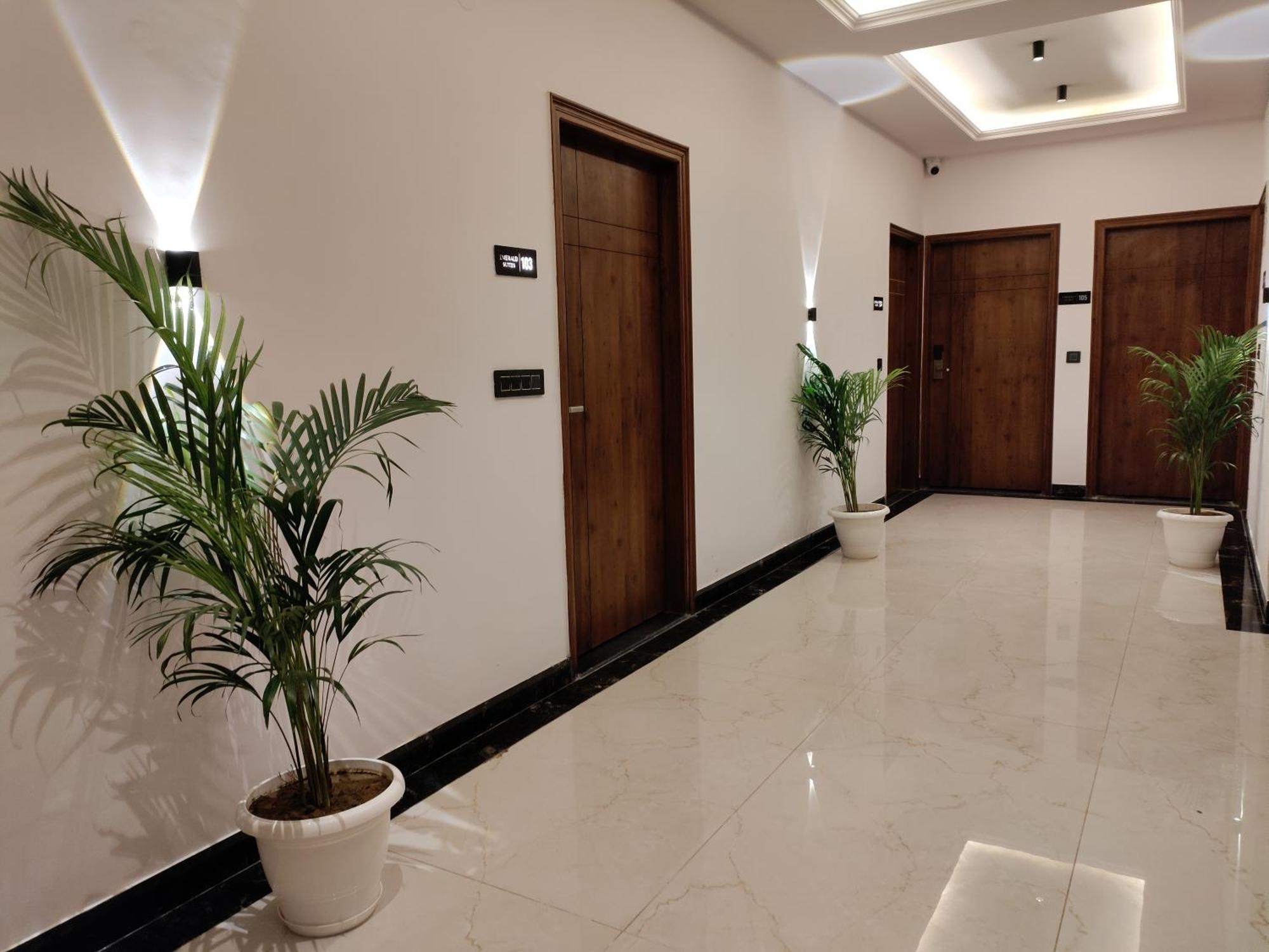 Emerald Suites Greater Noida Exterior photo