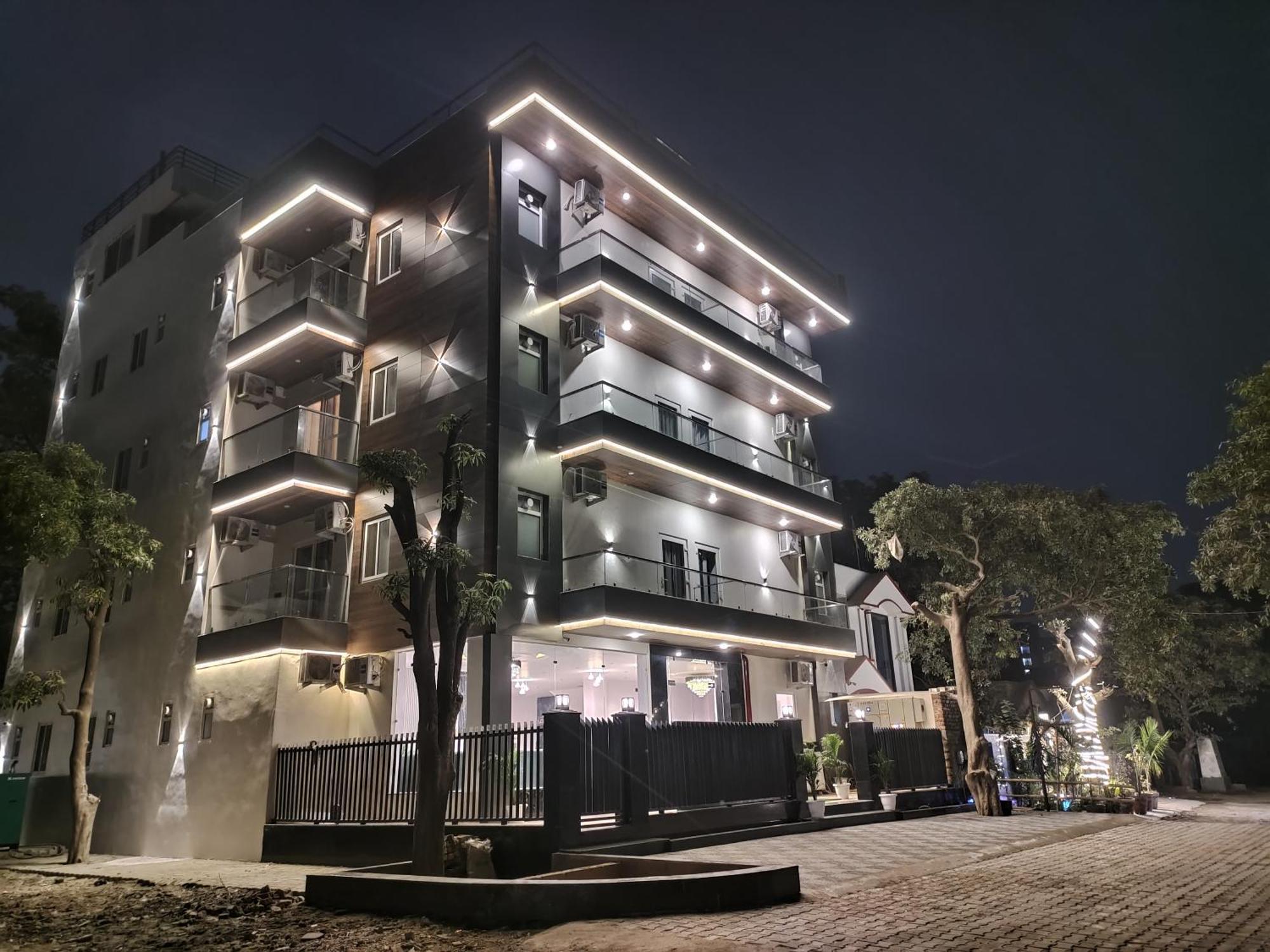 Emerald Suites Greater Noida Exterior photo