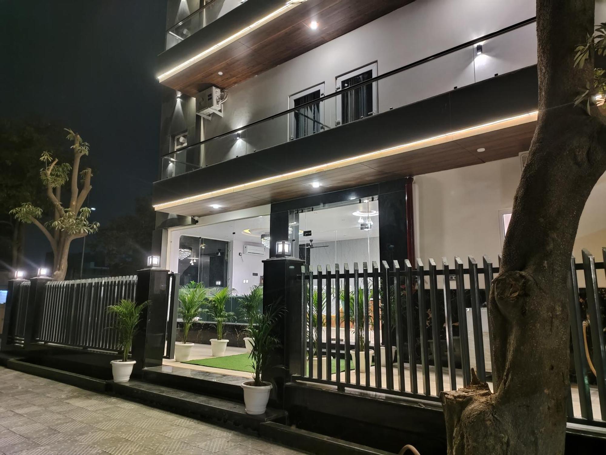 Emerald Suites Greater Noida Exterior photo