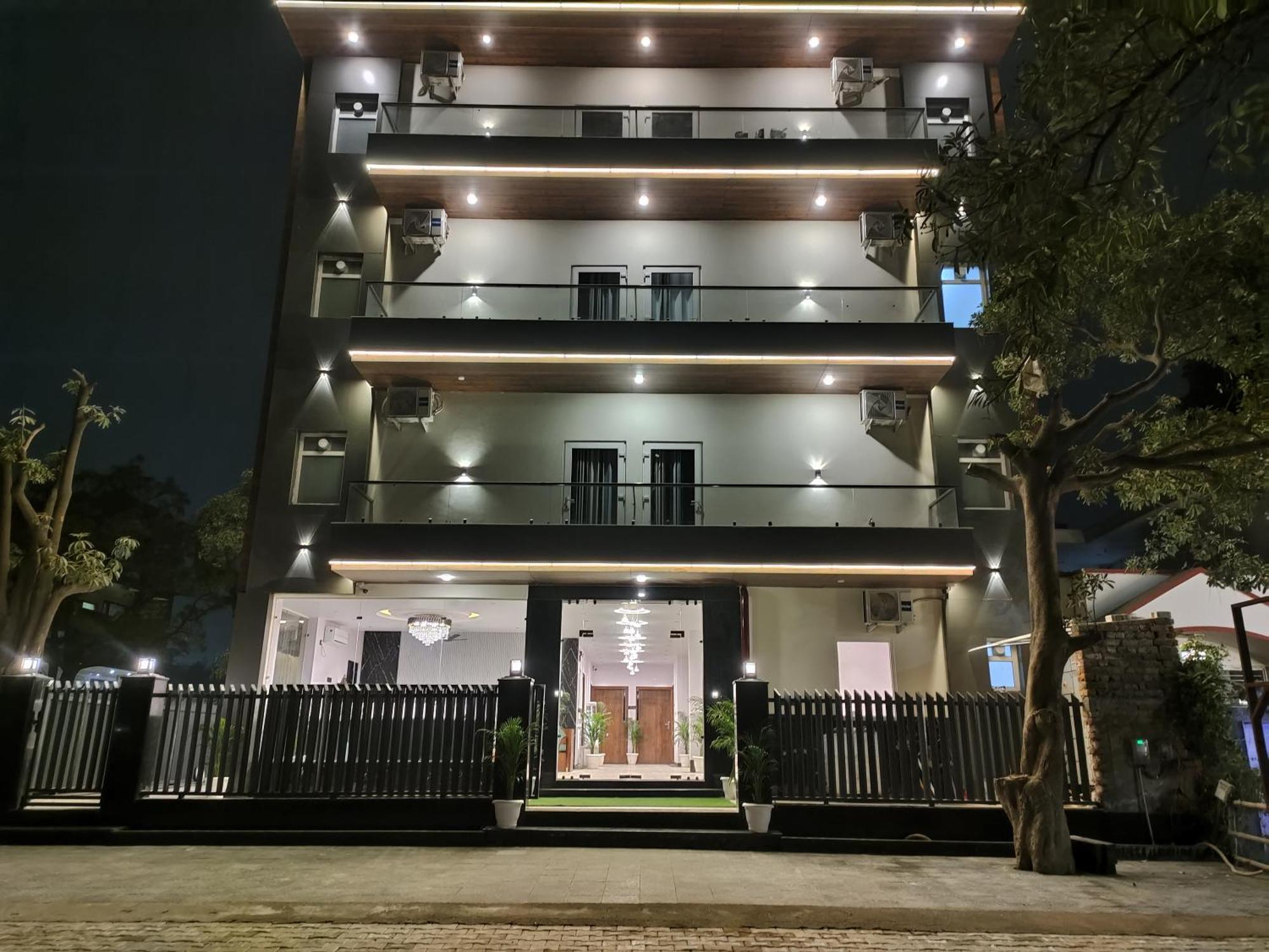 Emerald Suites Greater Noida Exterior photo