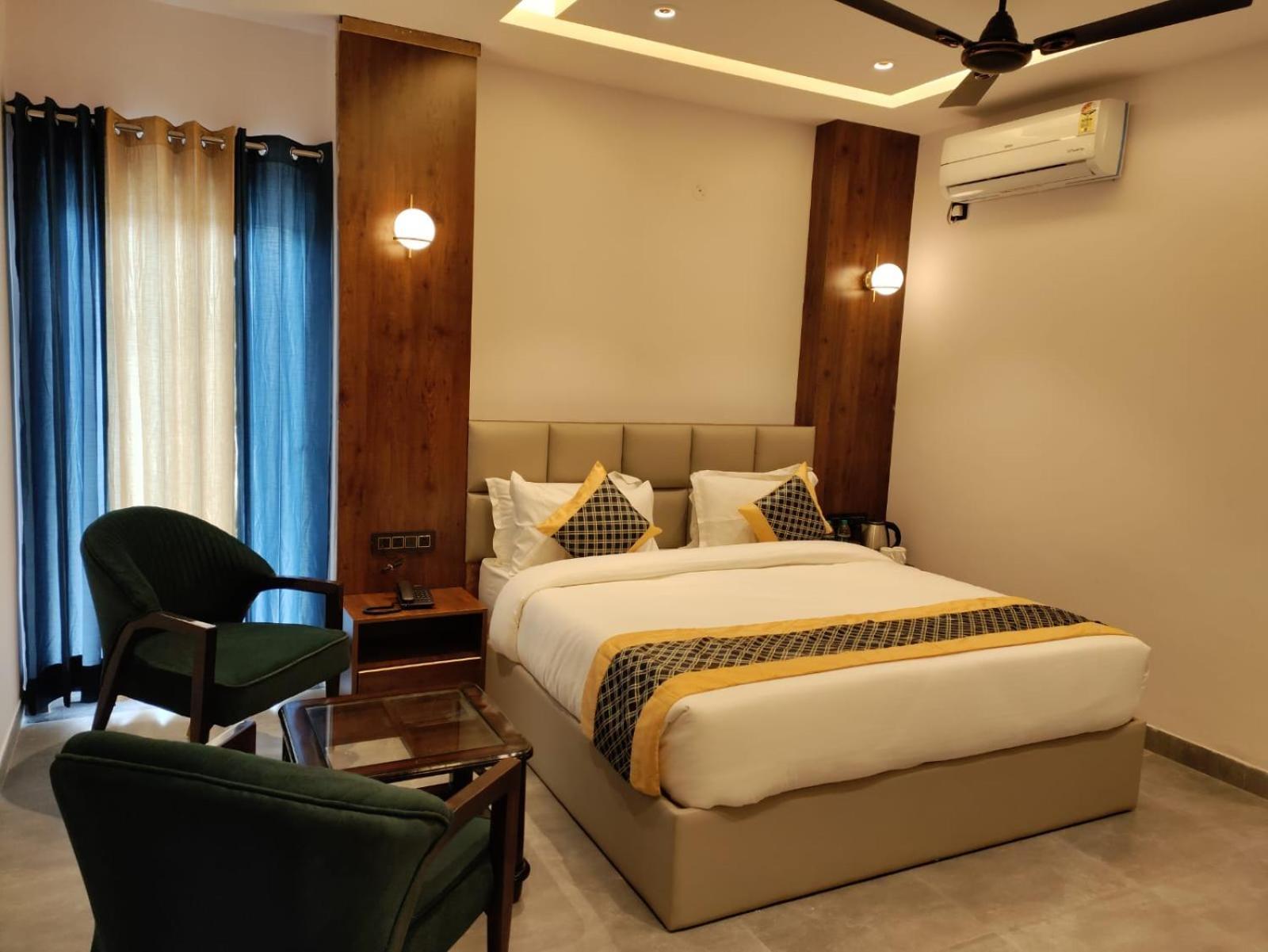 Emerald Suites Greater Noida Exterior photo
