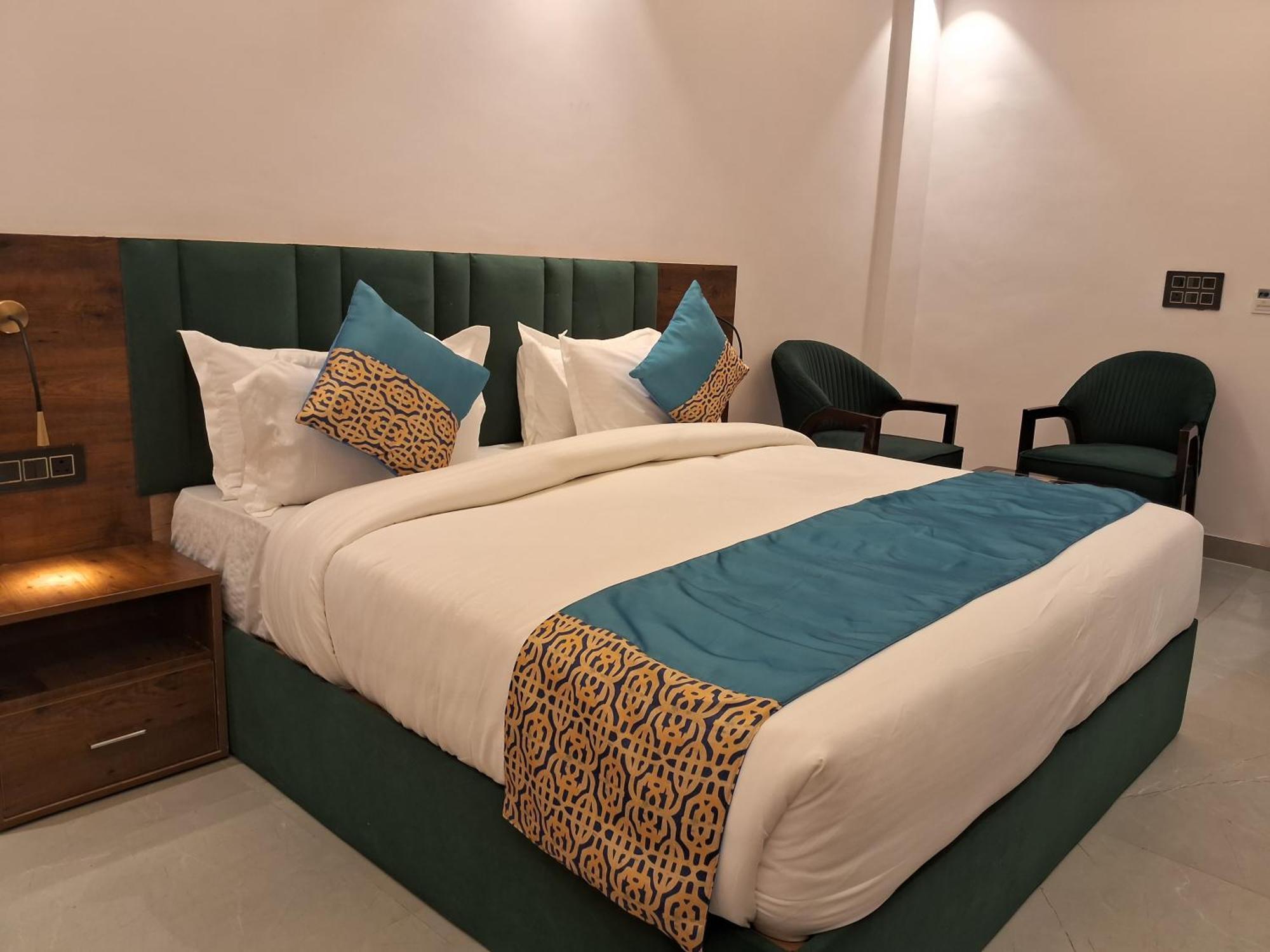 Emerald Suites Greater Noida Room photo