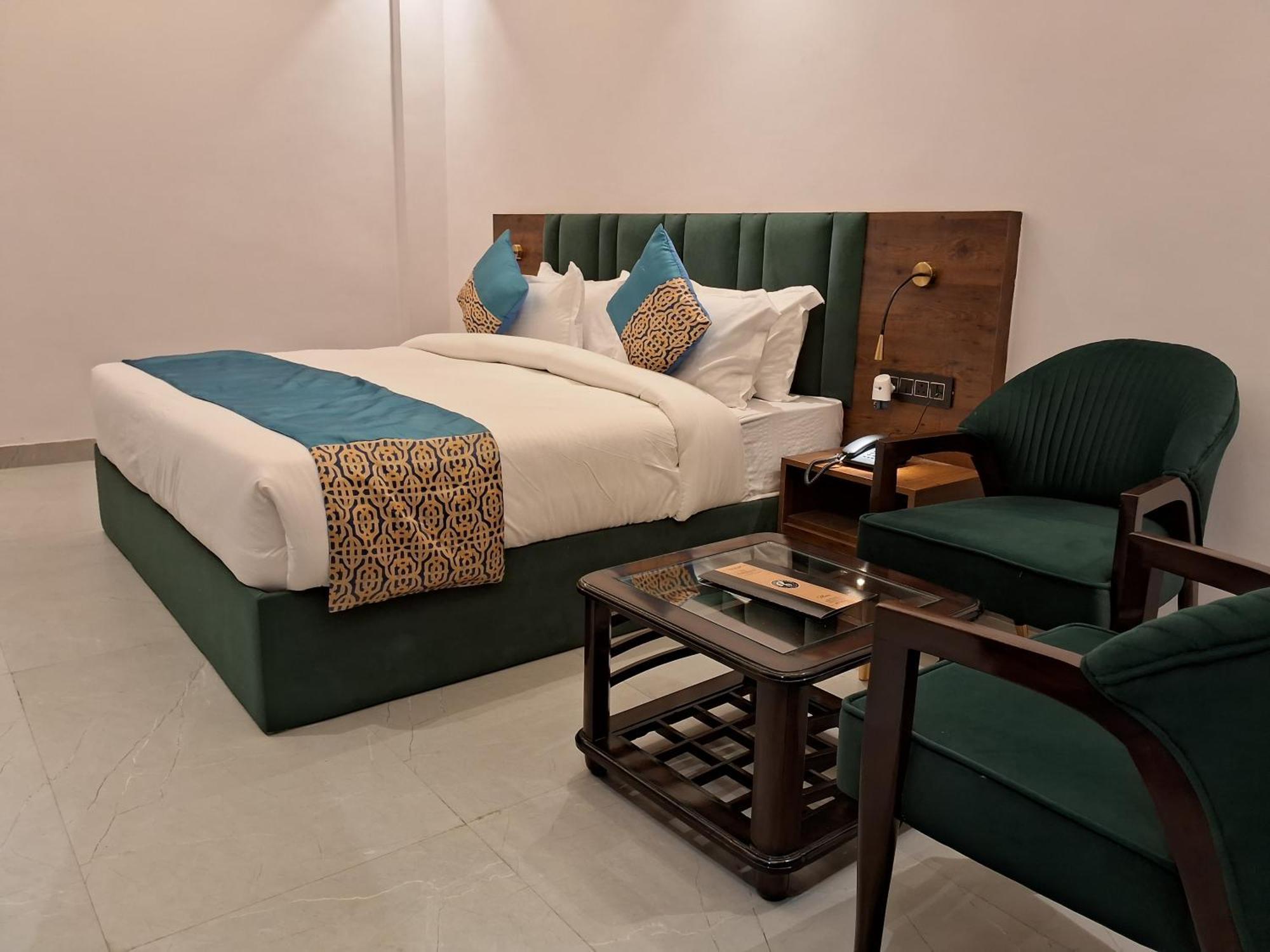 Emerald Suites Greater Noida Room photo