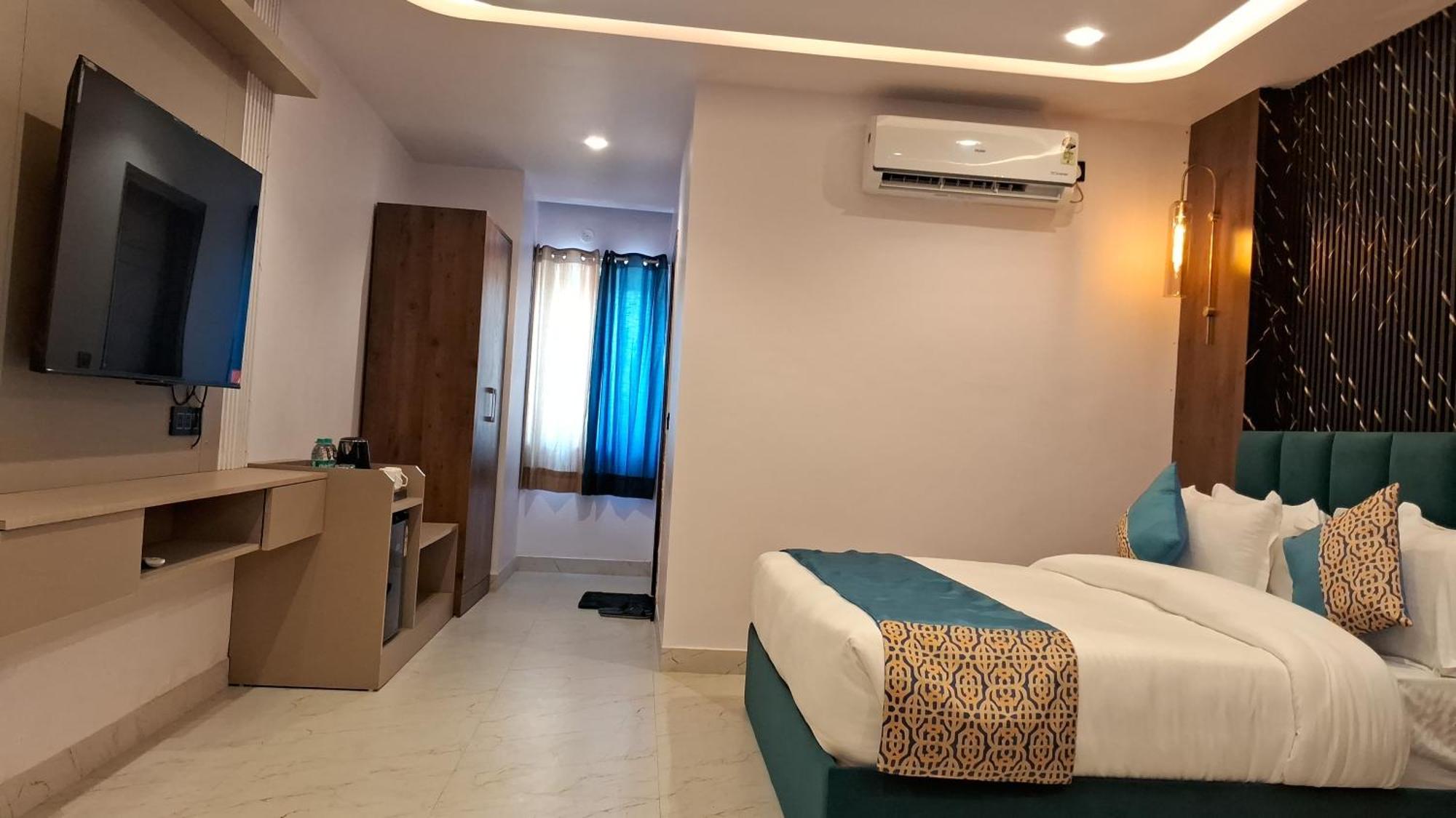 Emerald Suites Greater Noida Room photo