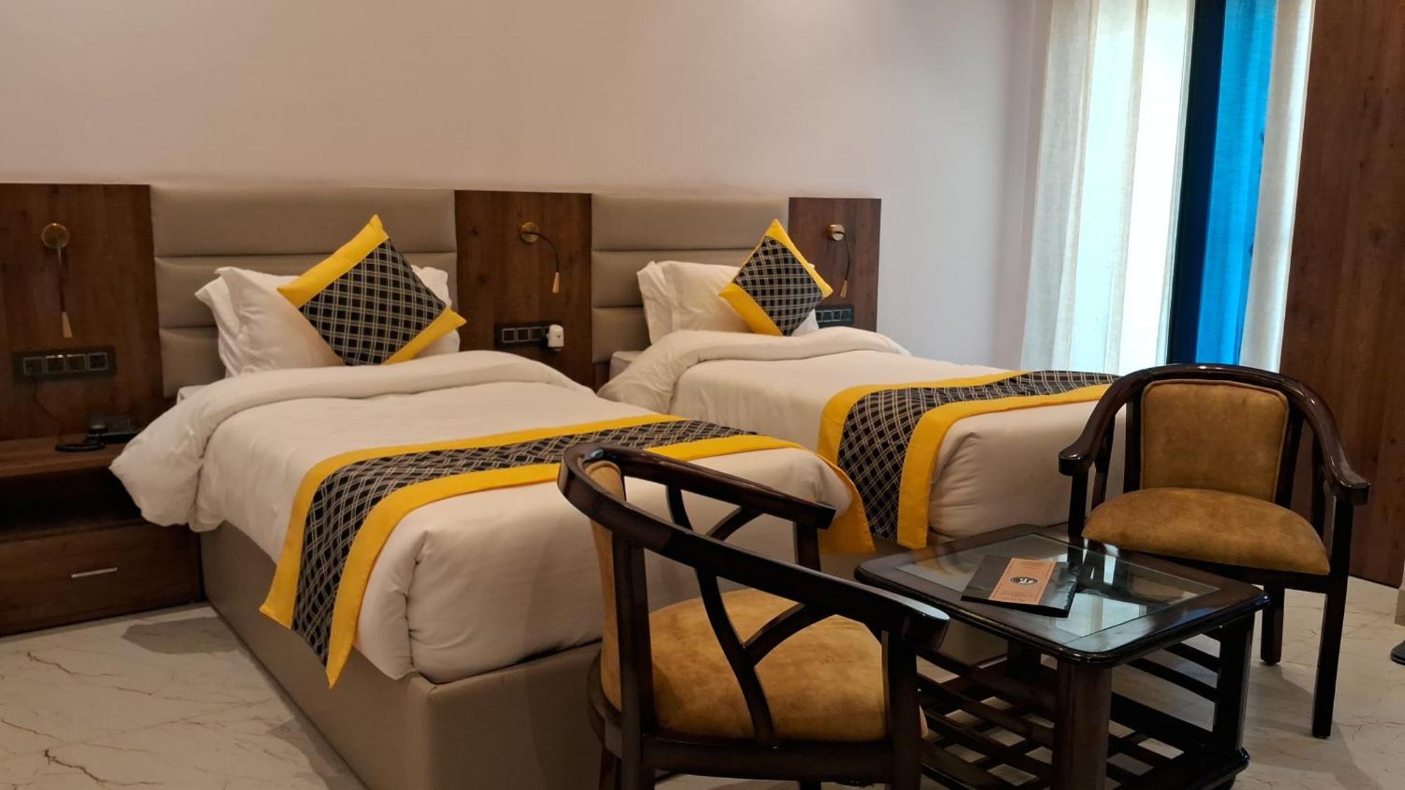 Emerald Suites Greater Noida Room photo