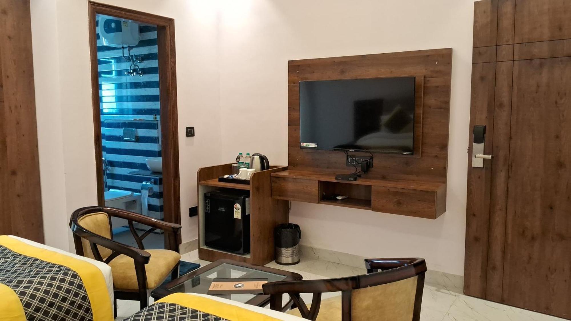 Emerald Suites Greater Noida Room photo