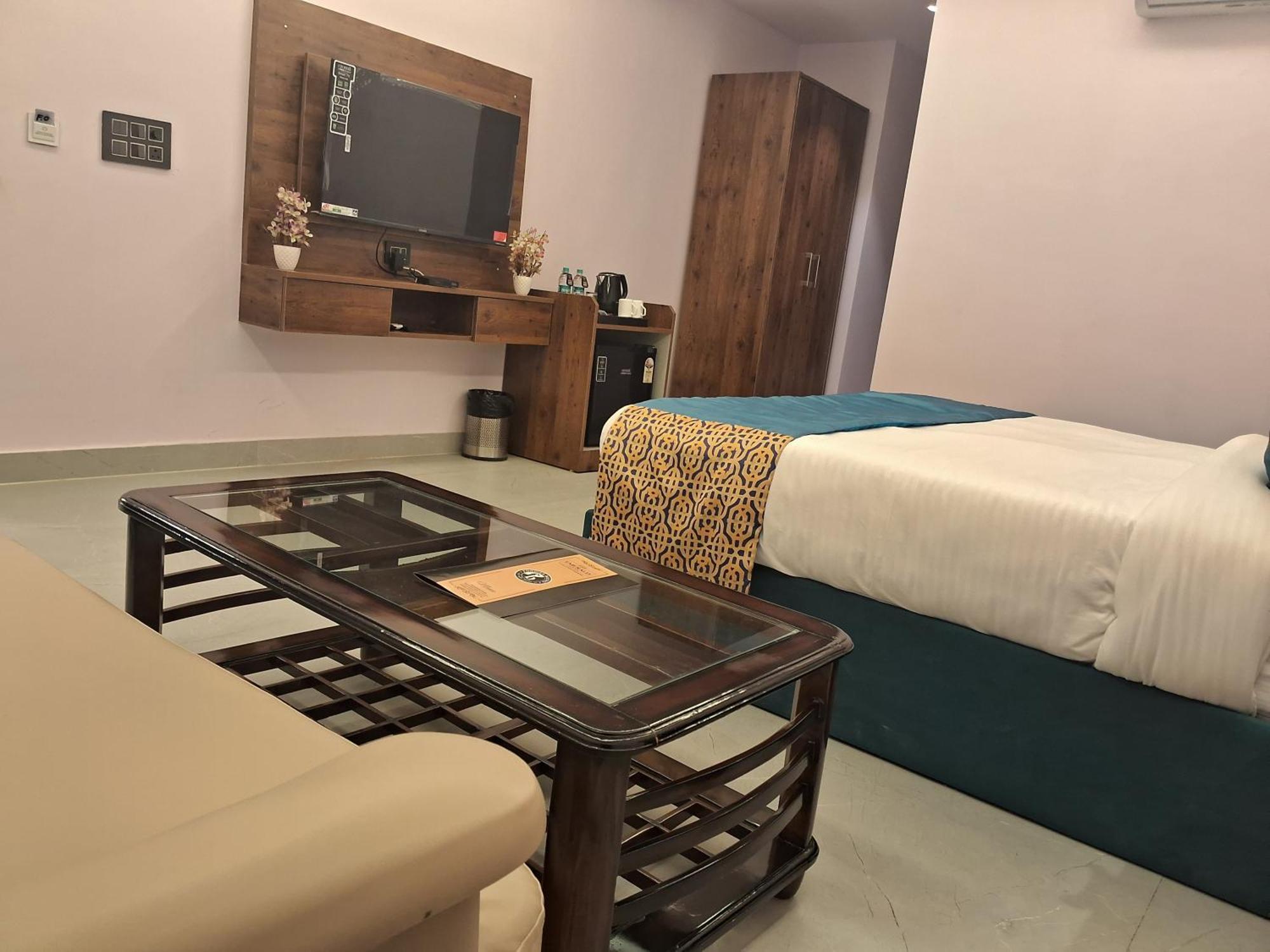 Emerald Suites Greater Noida Room photo