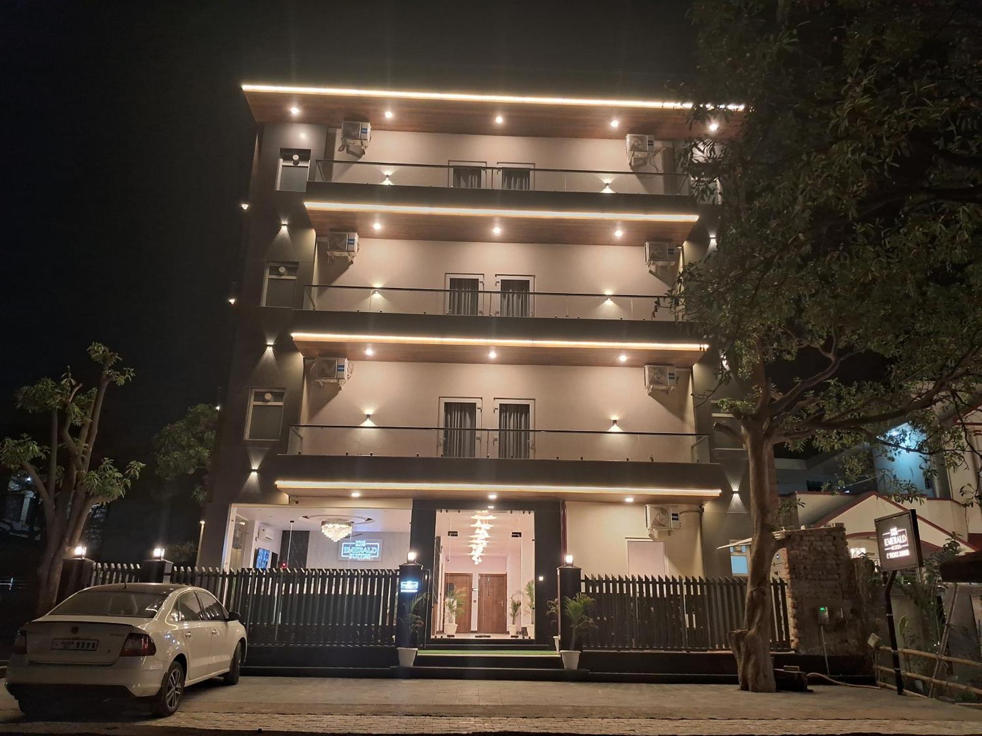 Emerald Suites Greater Noida Exterior photo