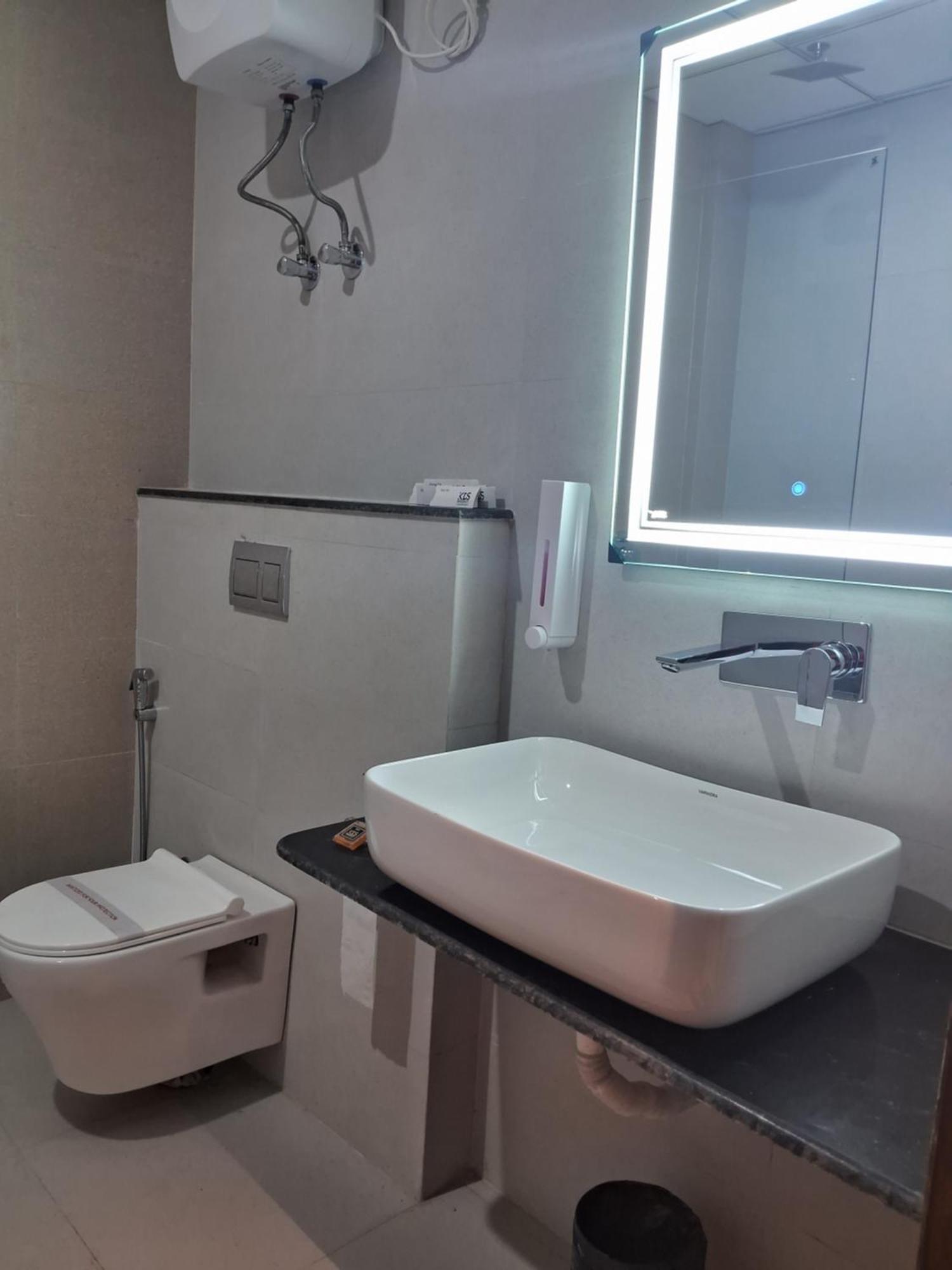 Emerald Suites Greater Noida Room photo