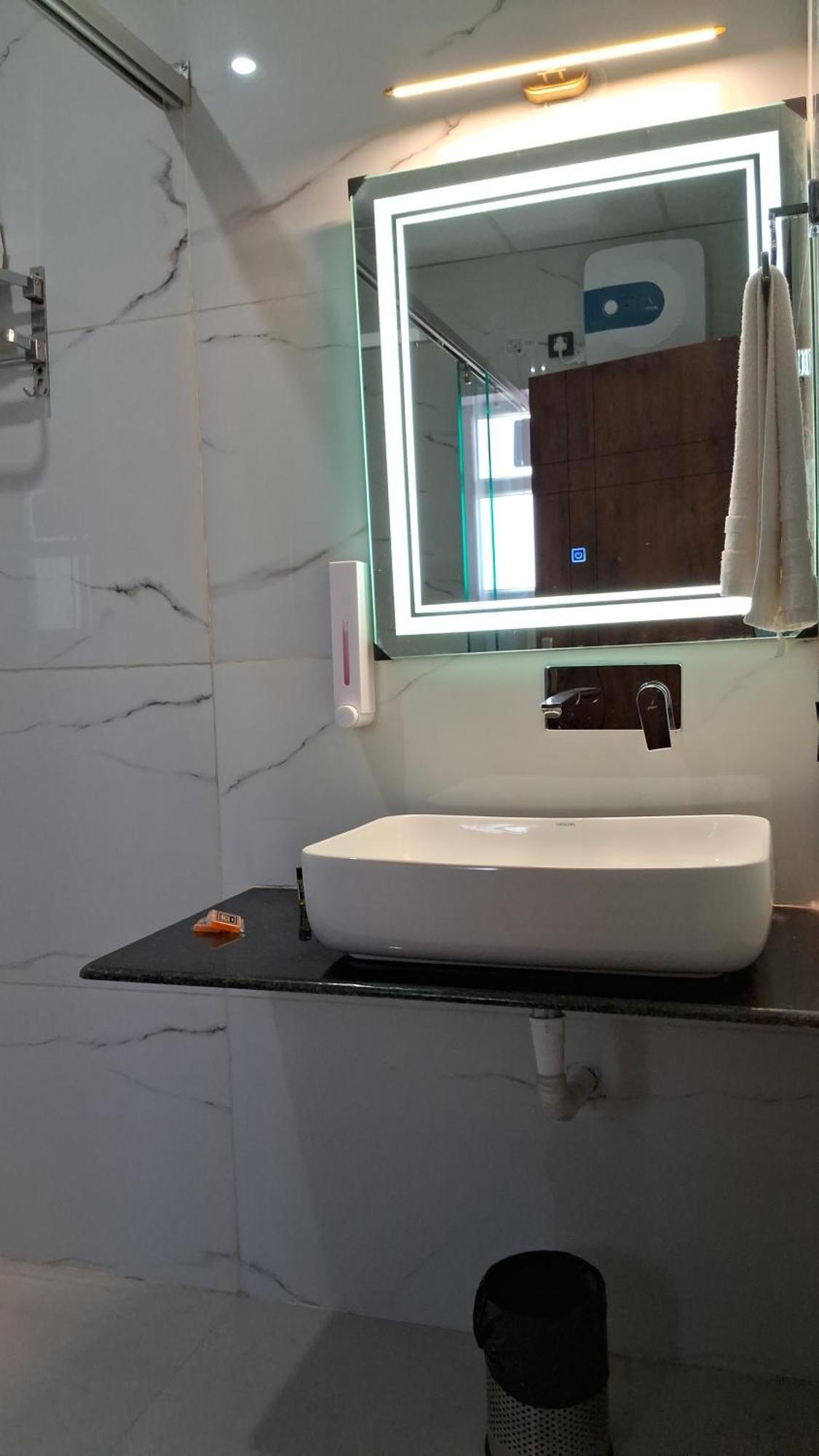 Emerald Suites Greater Noida Room photo