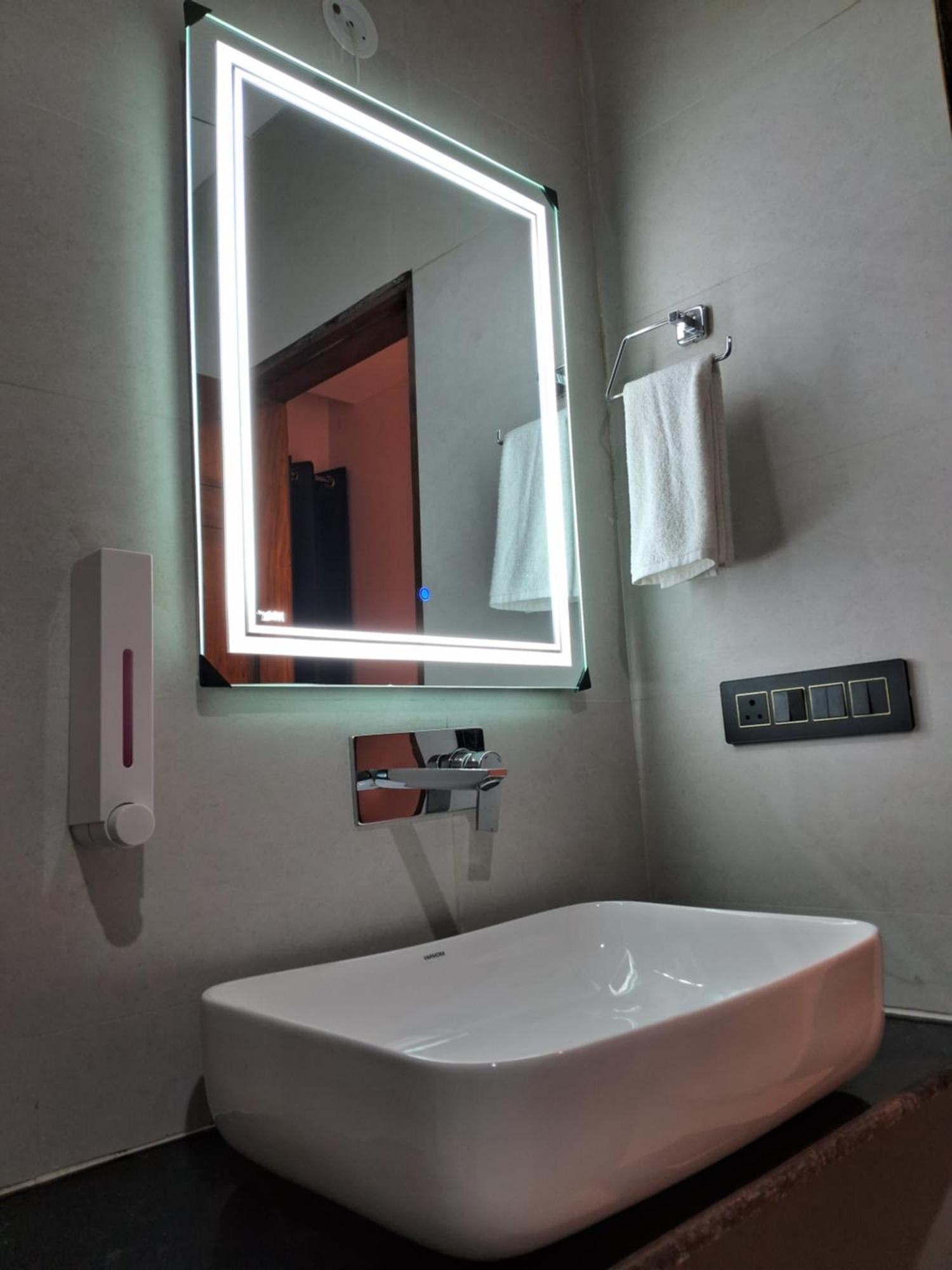 Emerald Suites Greater Noida Room photo