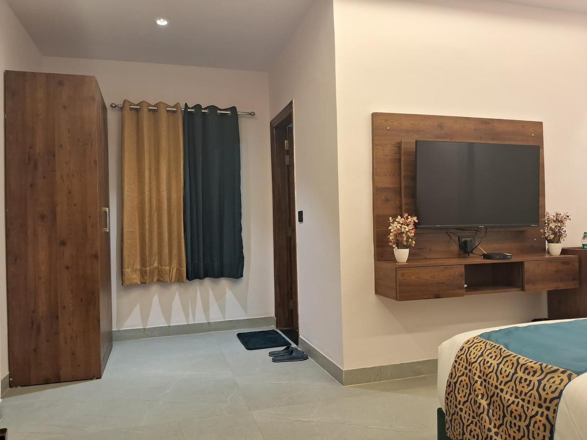 Emerald Suites Greater Noida Room photo