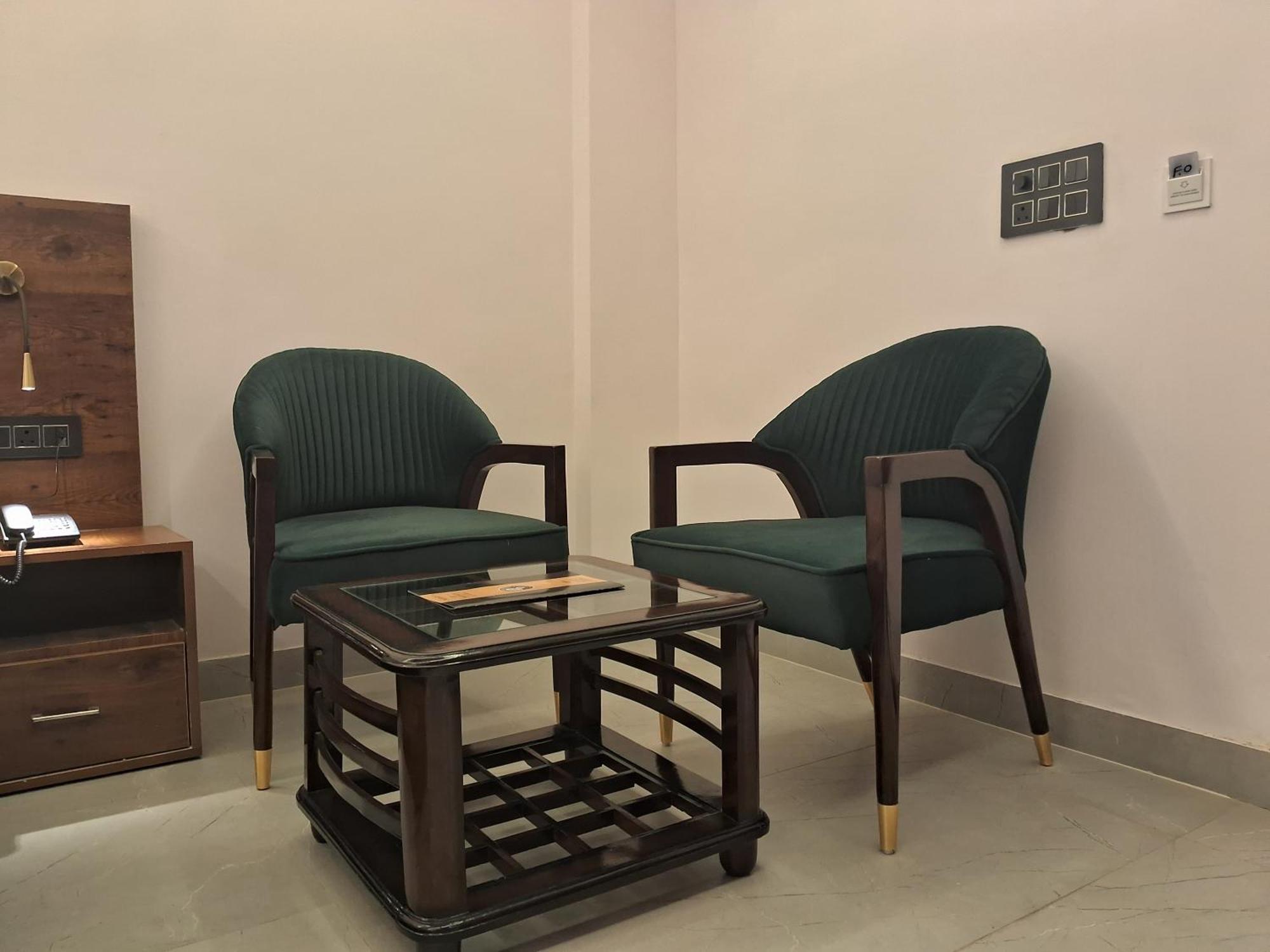 Emerald Suites Greater Noida Room photo