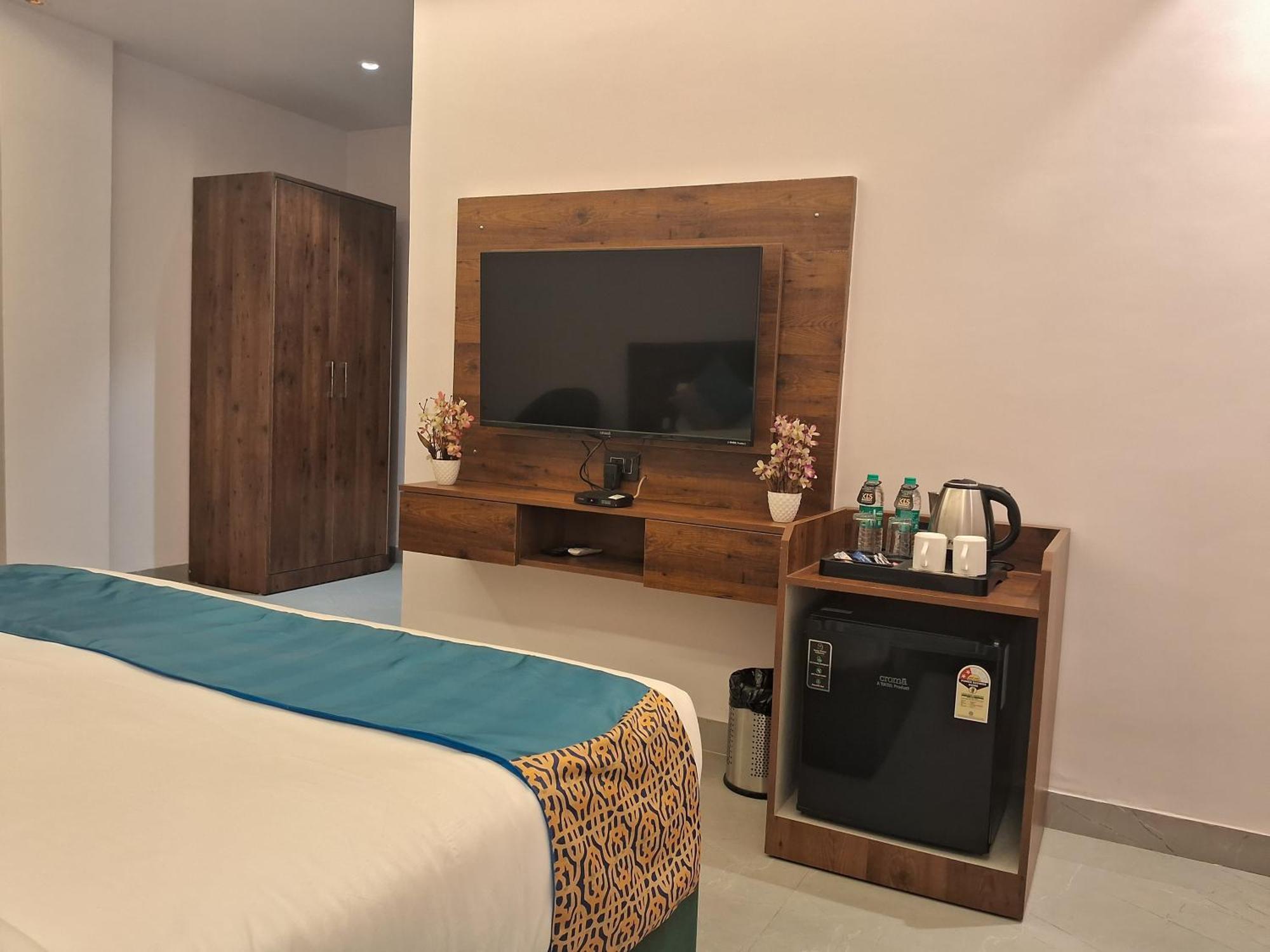 Emerald Suites Greater Noida Room photo