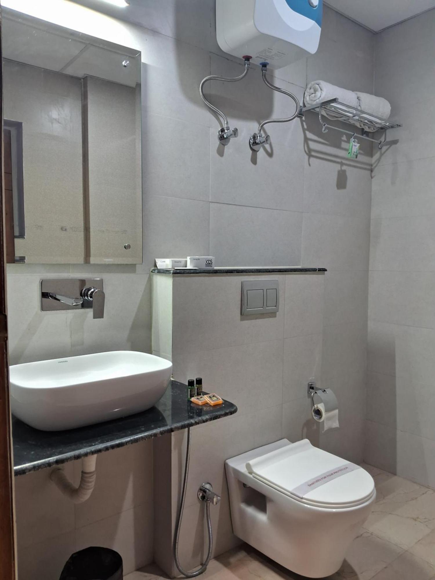 Emerald Suites Greater Noida Room photo