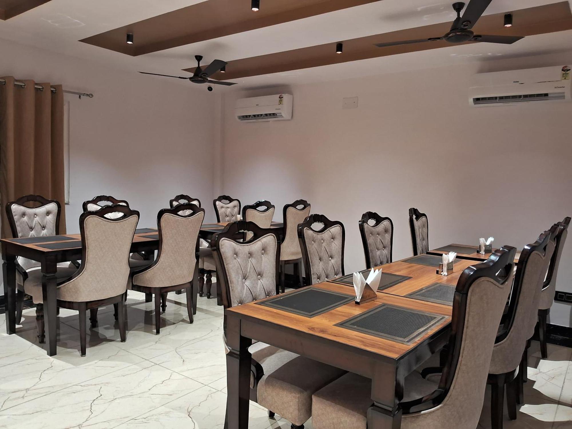 Emerald Suites Greater Noida Exterior photo
