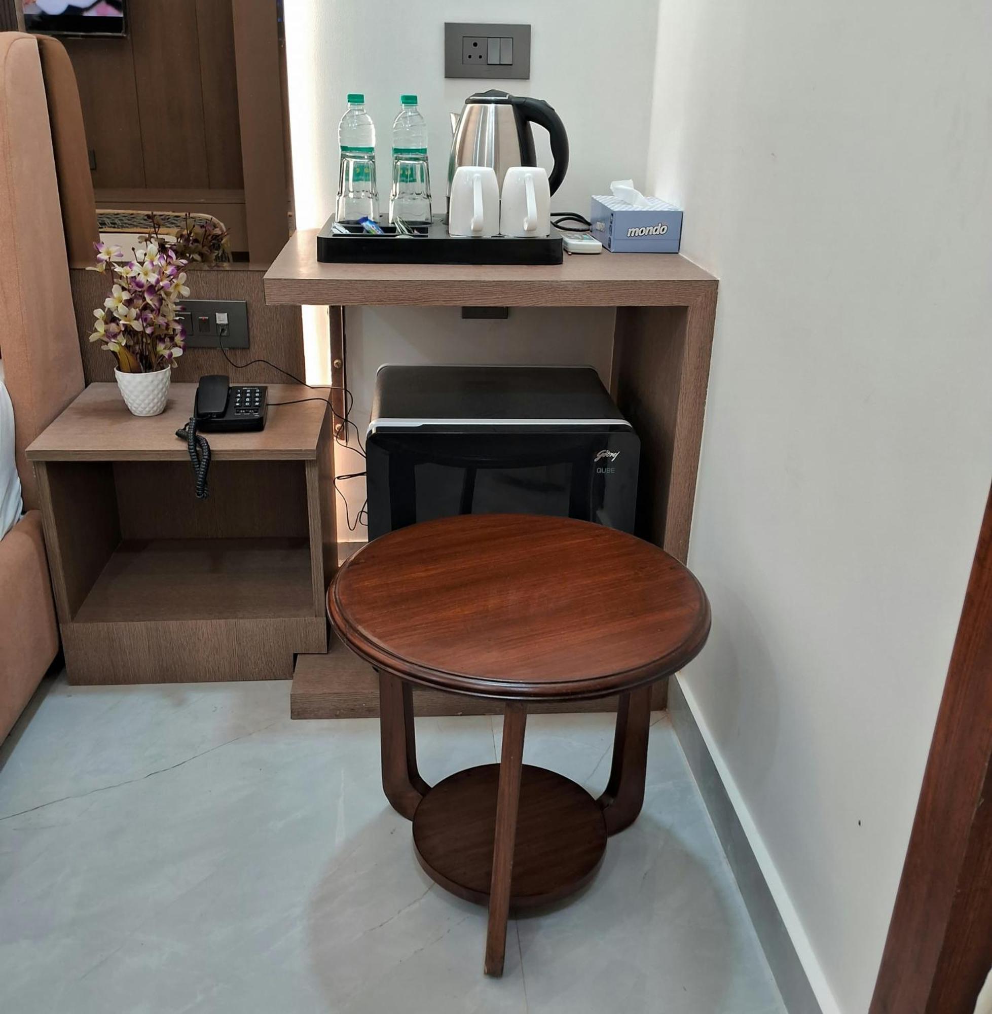 Emerald Suites Greater Noida Exterior photo