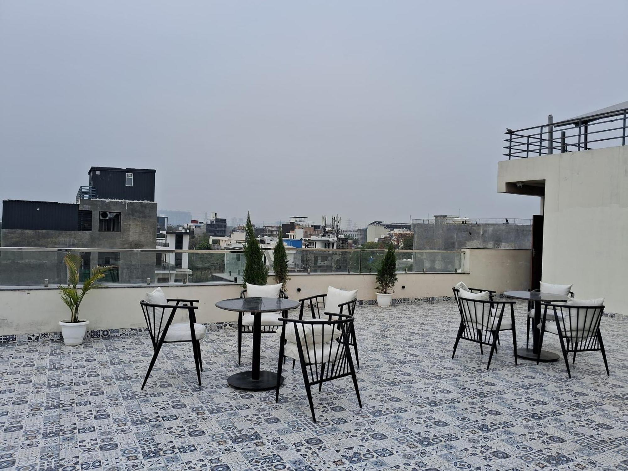 Emerald Suites Greater Noida Exterior photo
